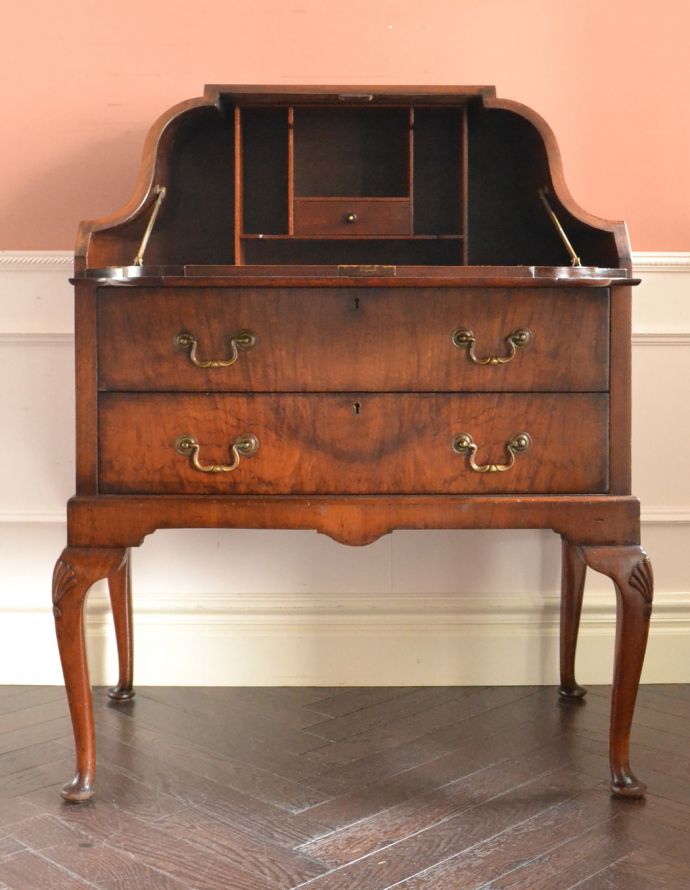 ビューロー　アンティーク家具　ウォルナット材のアンティーク英国家具、曲線の美しいライティングビューローデスク。ビューローの下には大きな引き出し。(q-719-f)