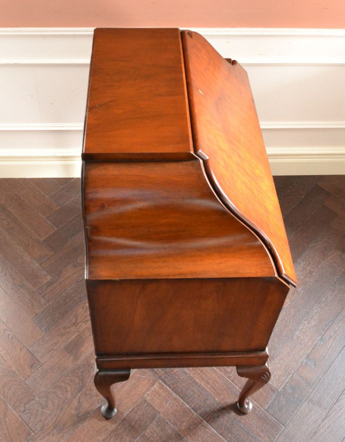 ビューロー　アンティーク家具　ウォルナット材のアンティーク英国家具、曲線の美しいライティングビューローデスク。天板もピカピカにお直ししました。(q-719-f)