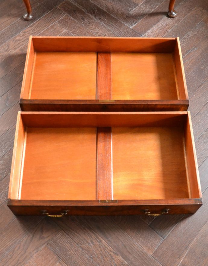 ビューロー　アンティーク家具　ウォルナット材のアンティーク英国家具、曲線の美しいライティングビューローデスク。広々とした引き出しが２杯付いています。(q-719-f)