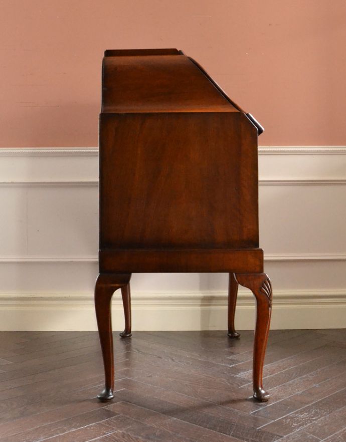 ビューロー　アンティーク家具　ウォルナット材のアンティーク英国家具、曲線の美しいライティングビューローデスク。ビューローを閉じると、スッキリとしたキャビネットに。(q-719-f)