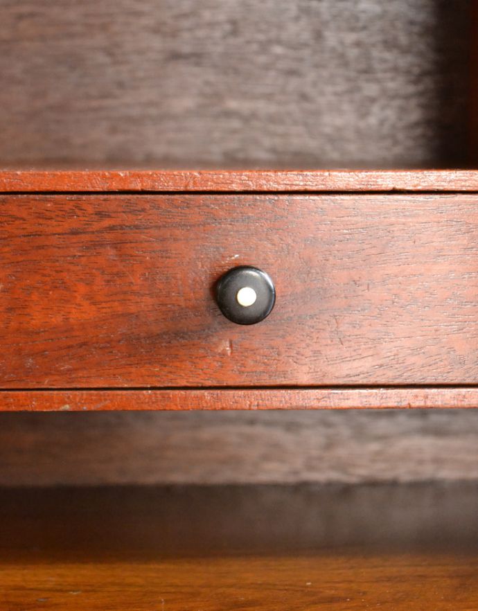 ビューロー　アンティーク家具　ウォルナット材のアンティーク英国家具、曲線の美しいライティングビューローデスク。ビューローの中は小さい取っ手がちょこんと付いています。(q-719-f)