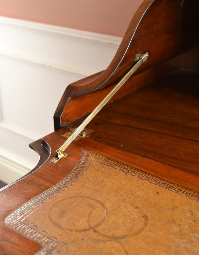 ビューロー　アンティーク家具　ウォルナット材のアンティーク英国家具、曲線の美しいライティングビューローデスク。しっかりと金具で固定されています。(q-719-f)