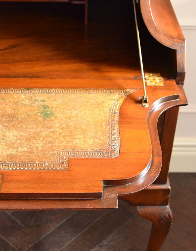 ビューロー　アンティーク家具　ウォルナット材のアンティーク英国家具、曲線の美しいライティングビューローデスク。高級感のある革張りで仕上げられています。(q-719-f)