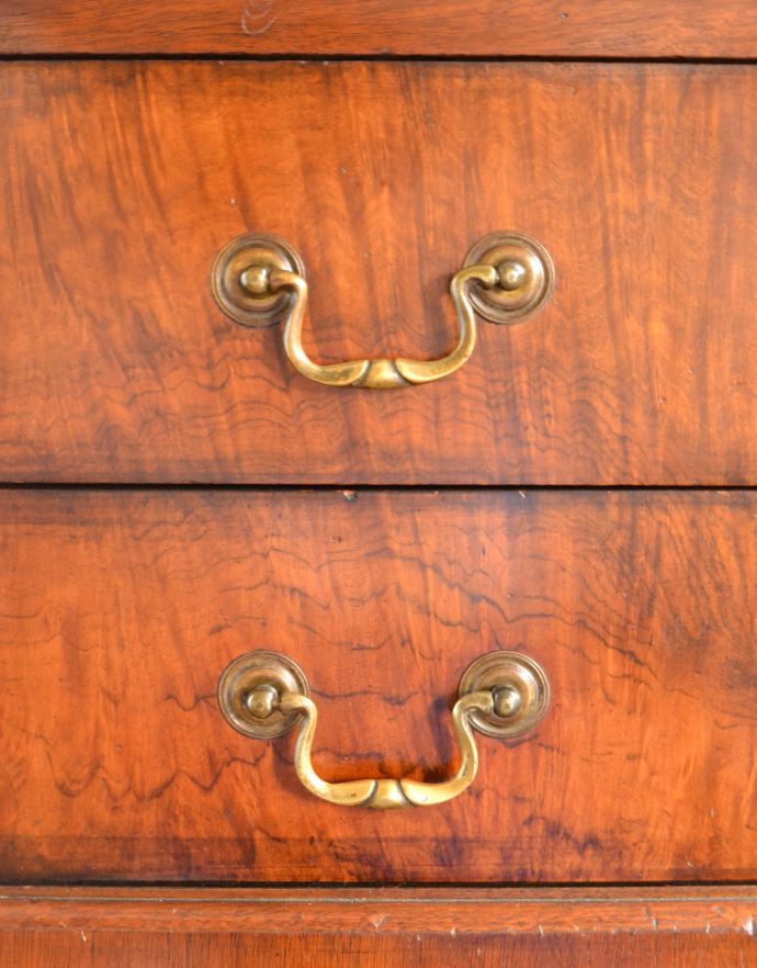 ビューロー　アンティーク家具　ウォルナット材のアンティーク英国家具、曲線の美しいライティングビューローデスク。凝った装飾のハンドルタイプの取っ手です。(q-719-f)