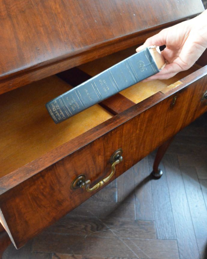 ビューロー　アンティーク家具　ウォルナット材のアンティーク英国家具、曲線の美しいライティングビューローデスク。ジュエリーボックスや、読みかけの本や、日記帳などを収納しても良いですね。(q-719-f)