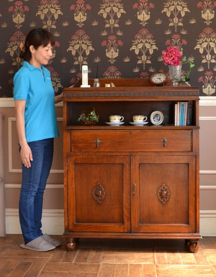 ビューロー アンティーク家具 アンティーク英国家具、彫りのきれいなオーク材のライティングビューローデスク。英国らしい重厚感と女性らしいエレガントさとさらに実用性を兼ね備えたアンティークビューローです。(q-720-f)