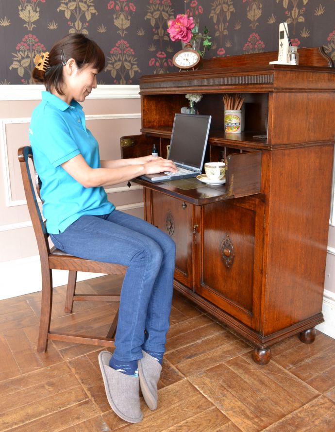 ビューロー アンティーク家具 アンティーク英国家具、彫りのきれいなオーク材のライティングビューローデスク。収納もたっぷりあり、台を下ろせば机になる、実用的なアイデア家具です。(q-720-f)