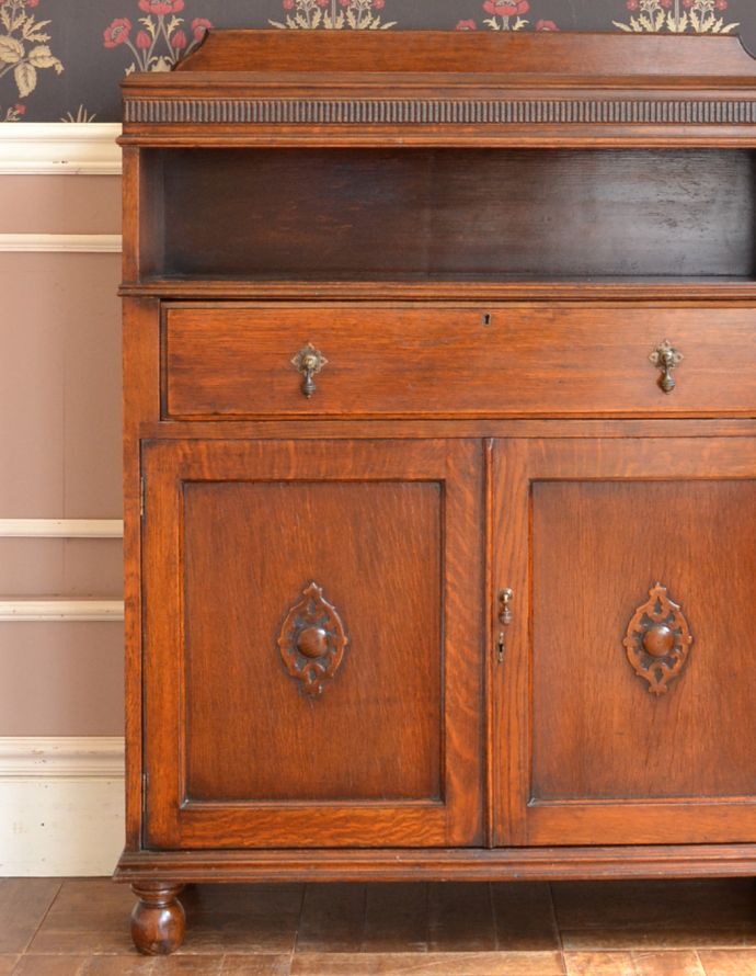 ビューロー アンティーク家具 アンティーク英国家具、彫りのきれいなオーク材のライティングビューローデスク。外国製のビューローは装飾があちこちにあるので、絵になるアイテム。(q-720-f)