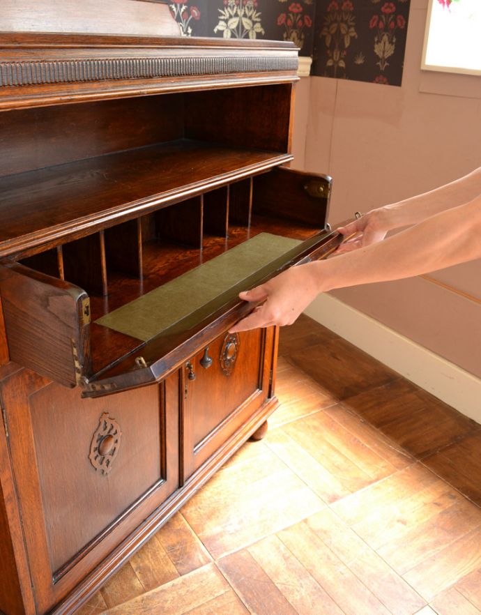 ビューロー アンティーク家具 アンティーク英国家具、彫りのきれいなオーク材のライティングビューローデスク。引き出しの両サイドのボタンを押しながら前面を前に倒してデスクに変えます。(q-720-f)