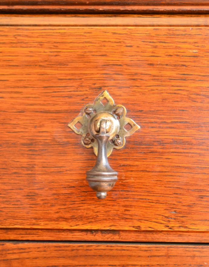 ビューロー アンティーク家具 アンティーク英国家具、彫りのきれいなオーク材のライティングビューローデスク。デスク部分にはドロップタイプの取っ手がついています。(q-720-f)