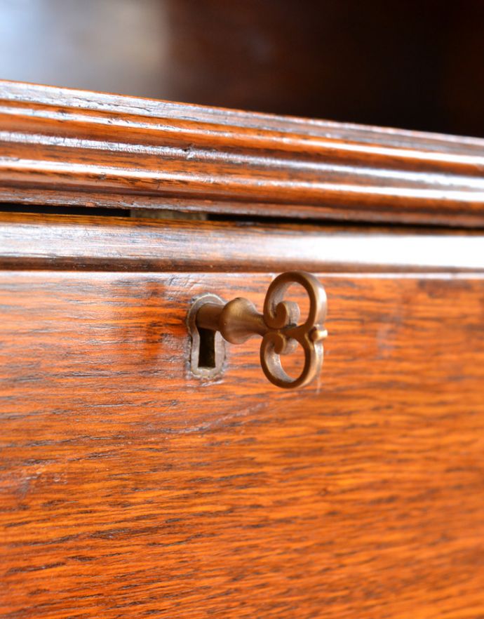 ビューロー アンティーク家具 アンティーク英国家具、彫りのきれいなオーク材のライティングビューローデスク。デスク部分には鍵がついています。(q-720-f)