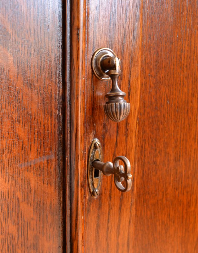 ビューロー アンティーク家具 アンティーク英国家具、彫りのきれいなオーク材のライティングビューローデスク。扉にもドロップタイプの取っ手がついています。(q-720-f)