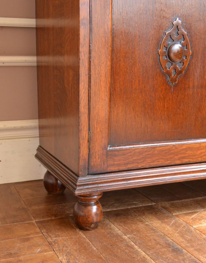 ビューロー アンティーク家具 アンティーク英国家具、彫りのきれいなオーク材のライティングビューローデスク。コロンと丸く安定感のある脚がしっかりと支えてくれます。(q-720-f)