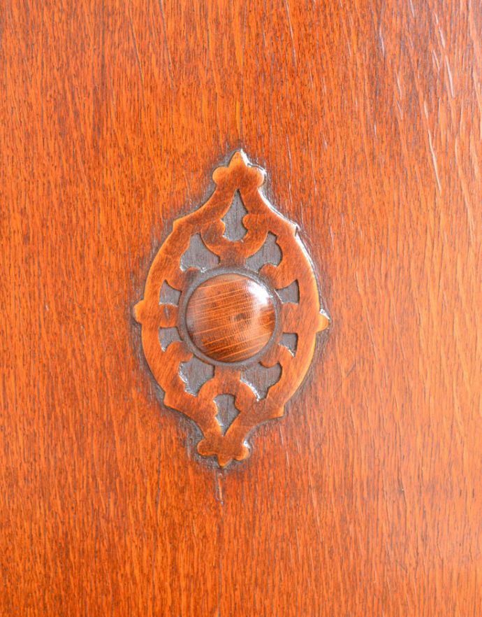 ビューロー アンティーク家具 アンティーク英国家具、彫りのきれいなオーク材のライティングビューローデスク。扉にはポイントで装飾が入っています。(q-720-f)