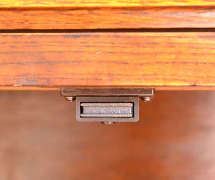 ビューロー アンティーク家具 アンティーク英国家具、彫りのきれいなオーク材のライティングビューローデスク。扉にはマグネットが付いているので、開け閉めがスムーズです。(q-720-f)