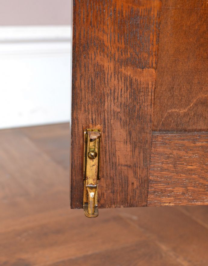 ビューロー アンティーク家具 アンティーク英国家具、彫りのきれいなオーク材のライティングビューローデスク。扉を留めるためのストッパーも当時のものです。(q-720-f)