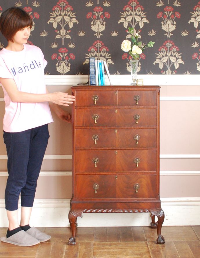 アンティークのチェスト　アンティーク家具　木目と装飾が美しいアンティークの英国家具、マホガニー材のチェストオブドロワーズ。高級感があって女性らしい優しいシルエット。(q-722-f)