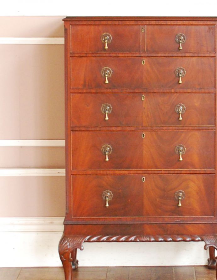 アンティークのチェスト　アンティーク家具　木目と装飾が美しいアンティークの英国家具、マホガニー材のチェストオブドロワーズ。品のある色合いと木目です。(q-722-f)
