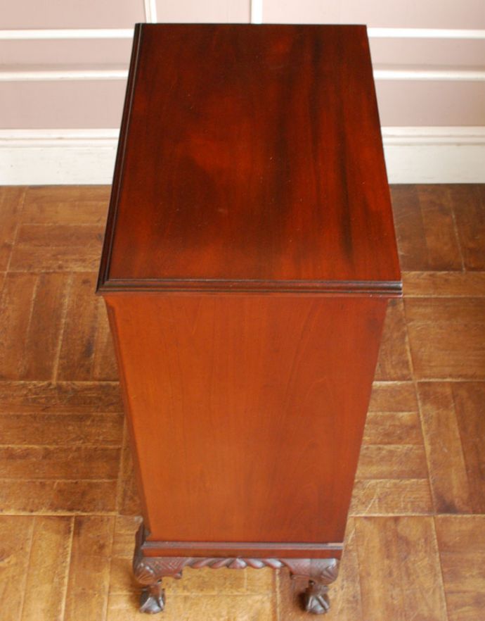 アンティークのチェスト　アンティーク家具　木目と装飾が美しいアンティークの英国家具、マホガニー材のチェストオブドロワーズ。天板も木目がキレイです。(q-722-f)