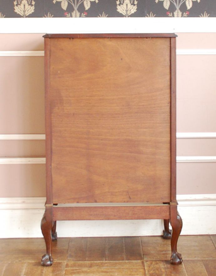 アンティークのチェスト　アンティーク家具　木目と装飾が美しいアンティークの英国家具、マホガニー材のチェストオブドロワーズ。きちんとメンテナンスしてあるので、裏側もキレイです。(q-722-f)