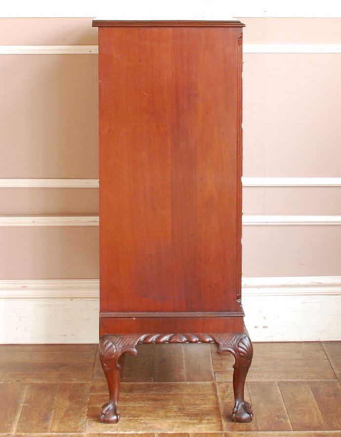 アンティークのチェスト　アンティーク家具　木目と装飾が美しいアンティークの英国家具、マホガニー材のチェストオブドロワーズ。サイドから見ても絵になります。(q-722-f)