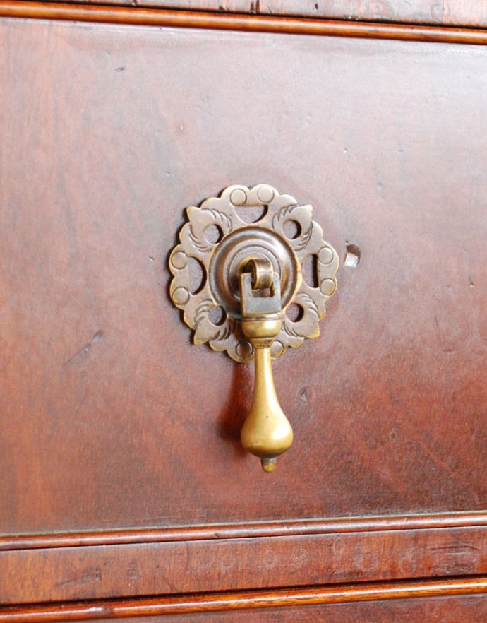 アンティークのチェスト　アンティーク家具　木目と装飾が美しいアンティークの英国家具、マホガニー材のチェストオブドロワーズ。上品で可愛いドロップタイプの取っ手です。(q-722-f)