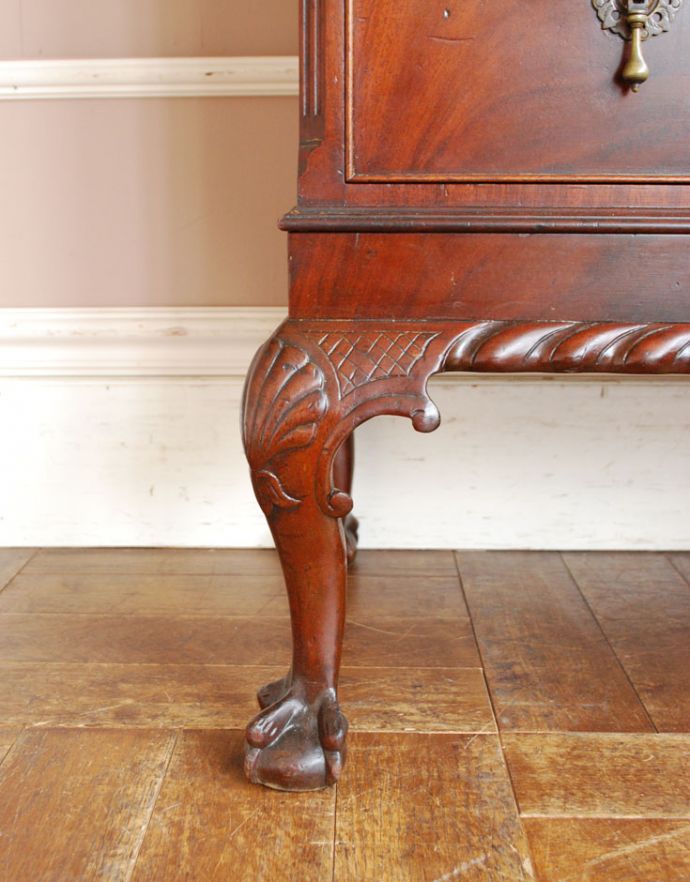 アンティークのチェスト　アンティーク家具　木目と装飾が美しいアンティークの英国家具、マホガニー材のチェストオブドロワーズ。上品なラインの脚がしっかりとキャビネットを支えます。(q-722-f)