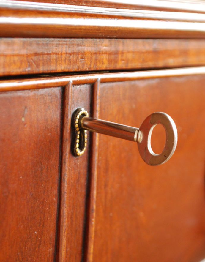 アンティークのチェスト　アンティーク家具　木目と装飾が美しいアンティークの英国家具、マホガニー材のチェストオブドロワーズ。鍵はお使いいただけます。(q-722-f)