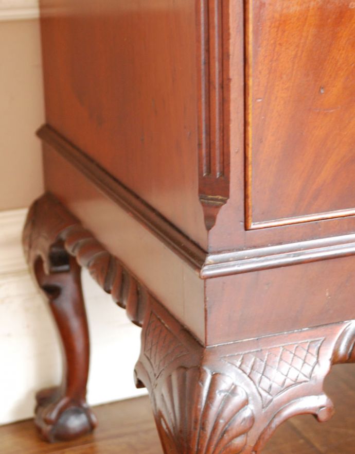 アンティークのチェスト　アンティーク家具　木目と装飾が美しいアンティークの英国家具、マホガニー材のチェストオブドロワーズ。細かいところまで繊細で美しい装飾がされていています。(q-722-f)