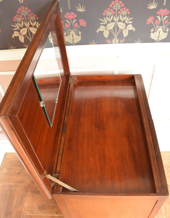 アンティークのキャビネット　アンティーク家具　扉、引き出し、鏡が付いた多機能なアンティーク英国家具、バチェラーズチェスト。天板を開けるとミラーと収納スペースがあります。(q-723-f)