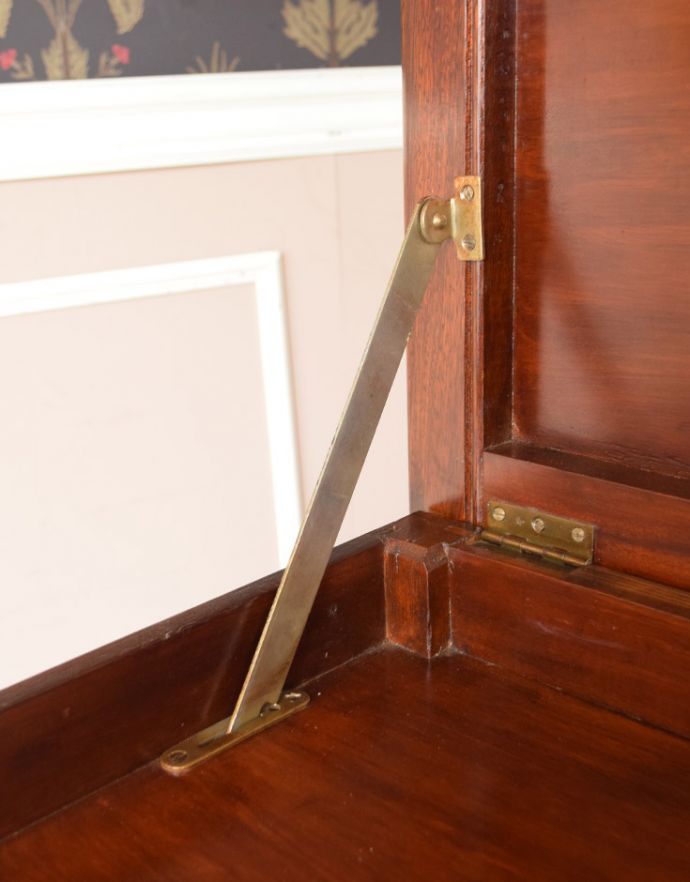 アンティークのキャビネット　アンティーク家具　扉、引き出し、鏡が付いた多機能なアンティーク英国家具、バチェラーズチェスト。開け閉めがしやすいようキチンとメンテナンスをしてお届けしますのでご安心ください。(q-723-f)