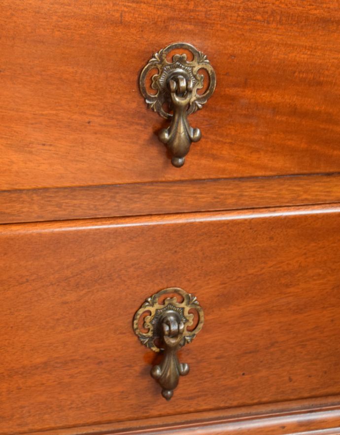 アンティークのキャビネット　アンティーク家具　扉、引き出し、鏡が付いた多機能なアンティーク英国家具、バチェラーズチェスト。引出しにはアンティークらしいドロップタイプの取っ手がついています。(q-723-f)