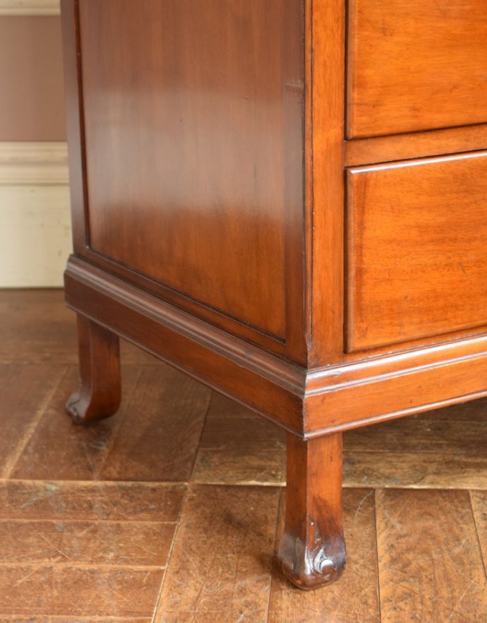 アンティークのキャビネット　アンティーク家具　扉、引き出し、鏡が付いた多機能なアンティーク英国家具、バチェラーズチェスト。彫が入った脚です。(q-723-f)