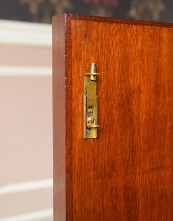 アンティークのキャビネット　アンティーク家具　扉、引き出し、鏡が付いた多機能なアンティーク英国家具、バチェラーズチェスト。扉を留めるためのストッパーも当時のものです。(q-723-f)