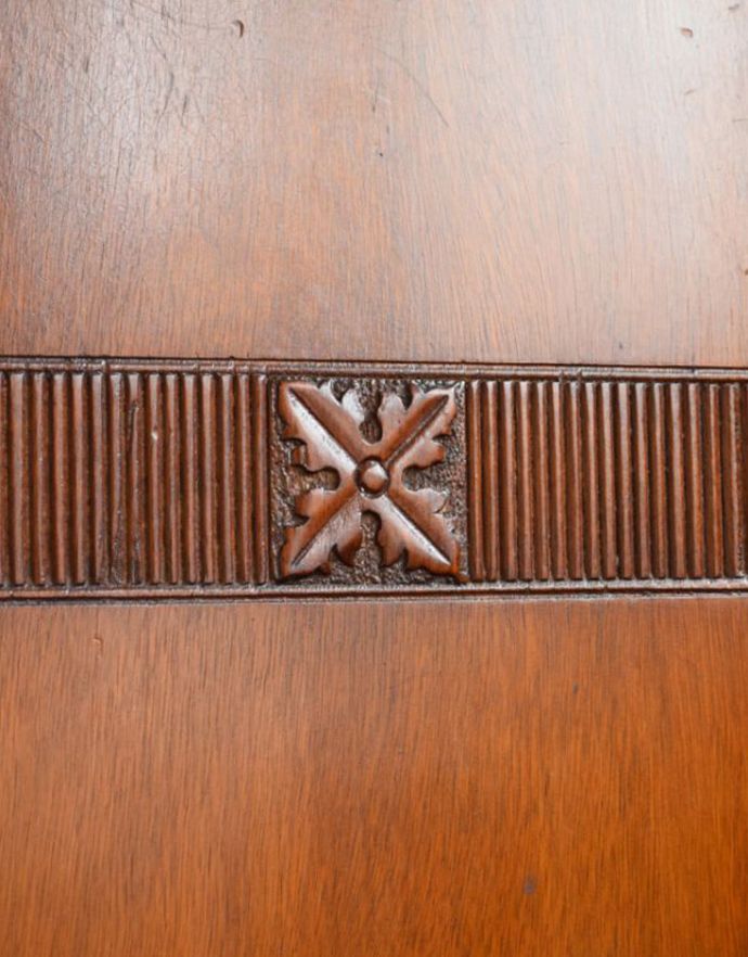 アンティークのキャビネット　アンティーク家具　扉、引き出し、鏡が付いた多機能なアンティーク英国家具、バチェラーズチェスト。扉の装飾です。(q-723-f)