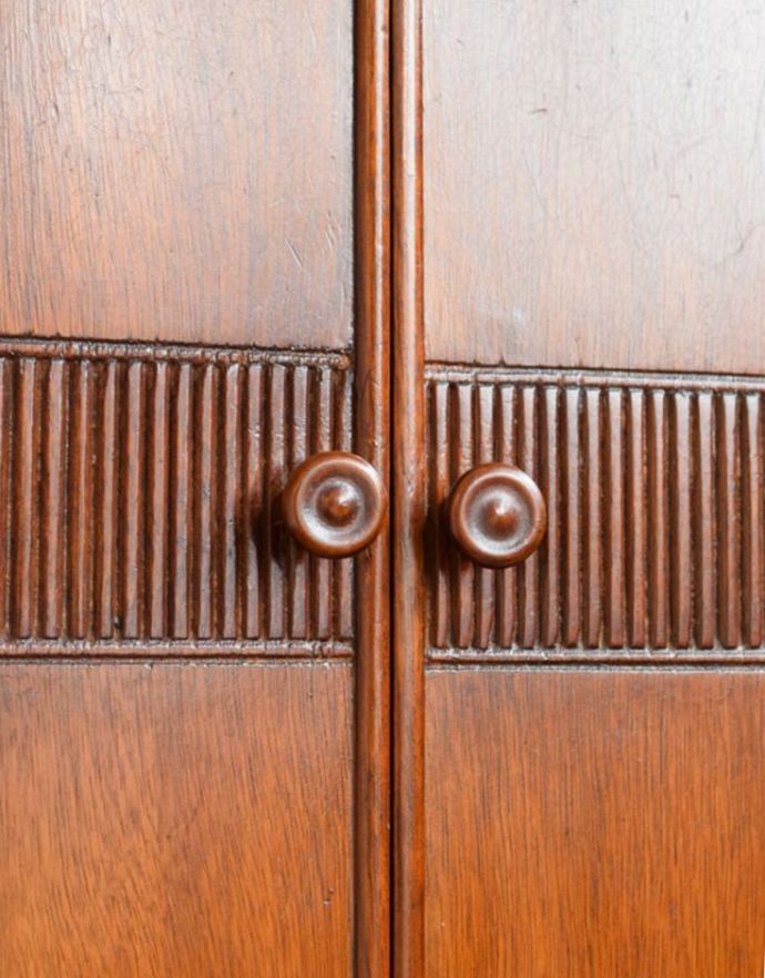 アンティークのキャビネット　アンティーク家具　扉、引き出し、鏡が付いた多機能なアンティーク英国家具、バチェラーズチェスト。扉にはコロンとしたレトロな雰囲気の取っ手がついています。(q-723-f)