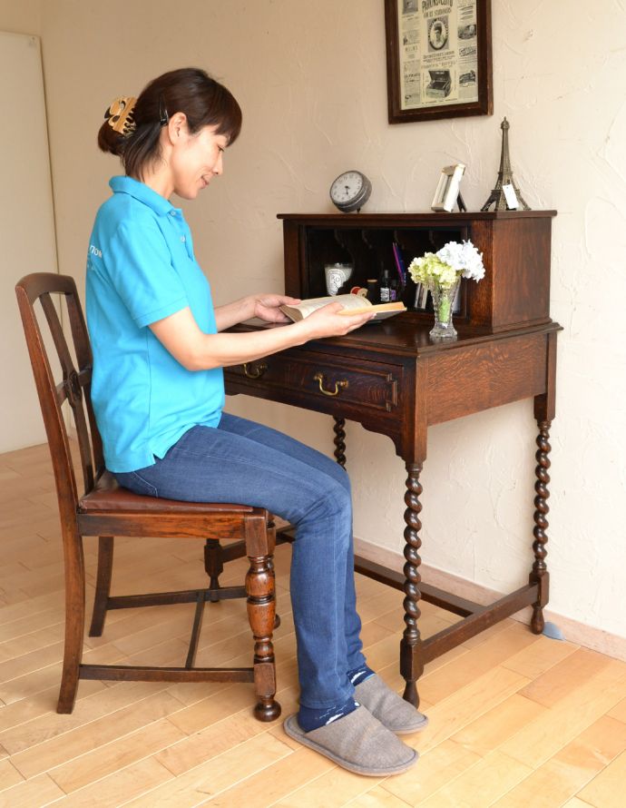 ビューロー　アンティーク家具　英国の書斎で使えるアンティーク家具、蛇腹式の扉がお洒落なビューロー（デスク）。外国製のビューローは装飾があちこちにあるので、絵になるアイテム。(q-724-f)