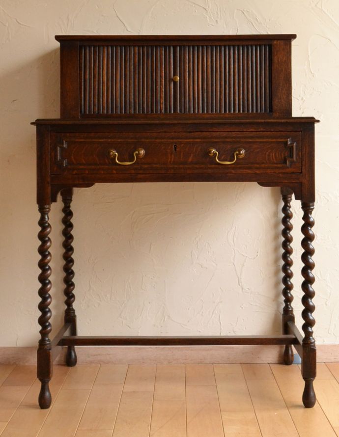 ビューロー　アンティーク家具　英国の書斎で使えるアンティーク家具、蛇腹式の扉がお洒落なビューロー（デスク）。どこにでも置けるコンパクトサイズで便利です。(q-724-f)