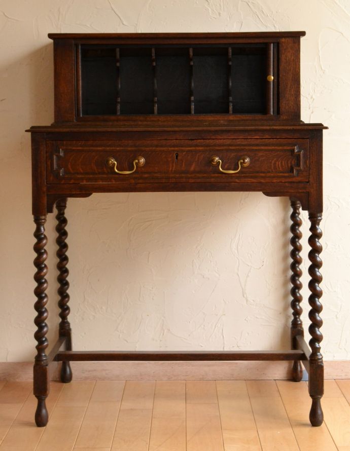 ビューロー　アンティーク家具　英国の書斎で使えるアンティーク家具、蛇腹式の扉がお洒落なビューロー（デスク）。棚に化粧品を片付ければ、奥様のドレッサー代わりにもなりますよ。(q-724-f)