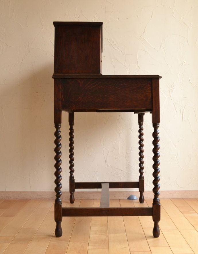 ビューロー　アンティーク家具　英国の書斎で使えるアンティーク家具、蛇腹式の扉がお洒落なビューロー（デスク）。ビューローを閉じると、スッキリとしたキャビネットに。(q-724-f)