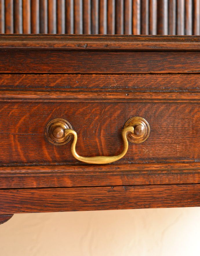 ビューロー　アンティーク家具　英国の書斎で使えるアンティーク家具、蛇腹式の扉がお洒落なビューロー（デスク）。アンティークならではの美しい取っ手。(q-724-f)