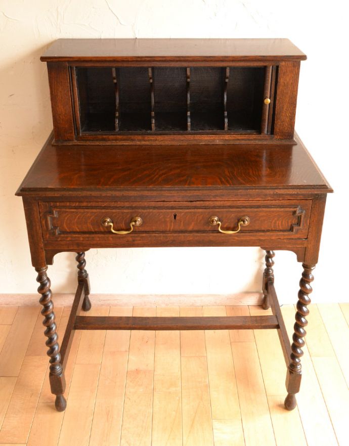 ビューロー　アンティーク家具　英国の書斎で使えるアンティーク家具、蛇腹式の扉がお洒落なビューロー（デスク）。お気に入りのチェアと合わせて、自分だけのスペースを作ってみてください。(q-724-f)