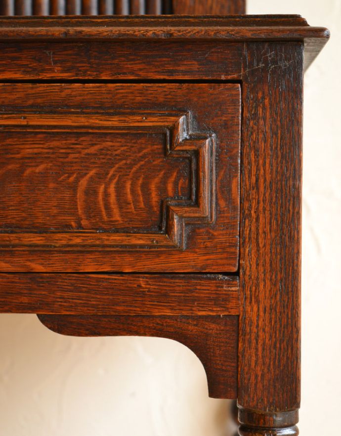 ビューロー　アンティーク家具　英国の書斎で使えるアンティーク家具、蛇腹式の扉がお洒落なビューロー（デスク）。高級感のある彫がポイントに入っています。(q-724-f)