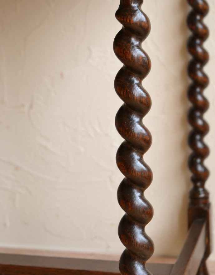 ビューロー　アンティーク家具　英国の書斎で使えるアンティーク家具、蛇腹式の扉がお洒落なビューロー（デスク）。ツイストが美しい脚です。(q-724-f)