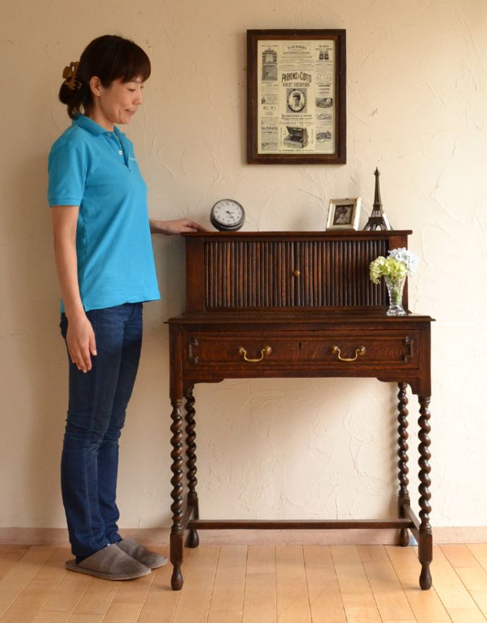 ビューロー　アンティーク家具　英国の書斎で使えるアンティーク家具、蛇腹式の扉がお洒落なビューロー（デスク）。落ち着いた雰囲気のデスク。(q-724-f)