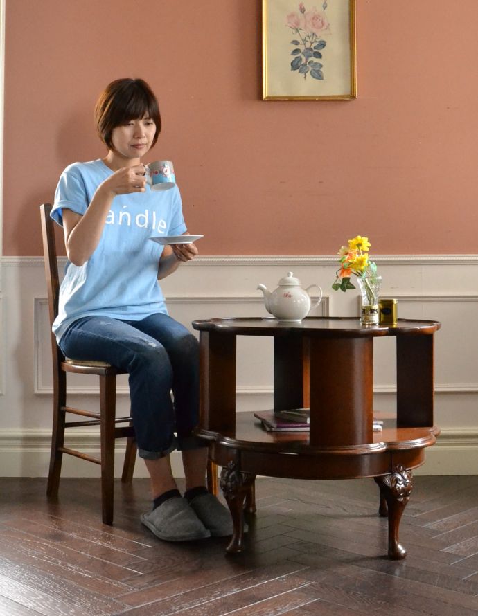 ロイドテーブル アンティーク家具 アンティークのおしゃれな英国家具、お花のかたちが華やかなコーヒーテーブル。天板が広いので、ゆったりとお使い頂けます。(q-725-f)