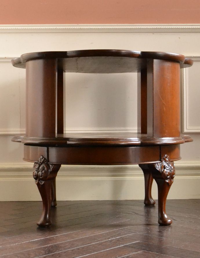 ロイドテーブル アンティーク家具 アンティークのおしゃれな英国家具、お花のかたちが華やかなコーヒーテーブル。優雅な美しいデザイン。(q-725-f)