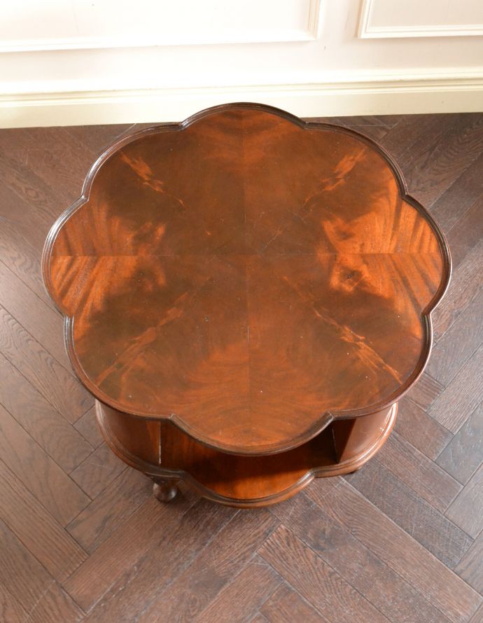 ロイドテーブル アンティーク家具 アンティークのおしゃれな英国家具、お花のかたちが華やかなコーヒーテーブル。天板もピカピカにお直ししています。(q-725-f)