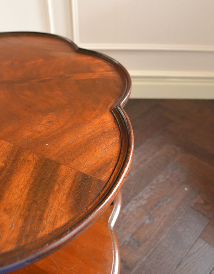 ロイドテーブル アンティーク家具 アンティークのおしゃれな英国家具、お花のかたちが華やかなコーヒーテーブル。角が丸いので小さなお子様がいるお家でも安心してお使いいただけます。(q-725-f)