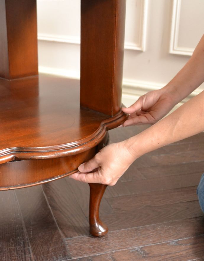 ロイドテーブル アンティーク家具 アンティークのおしゃれな英国家具、お花のかたちが華やかなコーヒーテーブル。使い勝手が良い様に棚が回転する仕様となっています。(q-725-f)